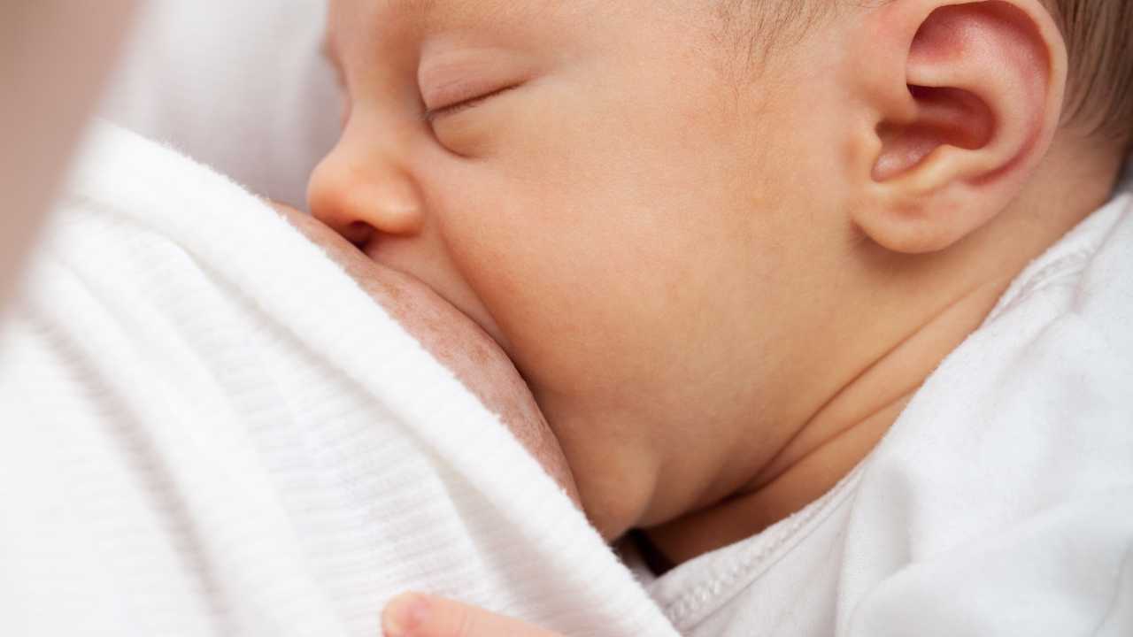 baby feeding to sleep at bedtime