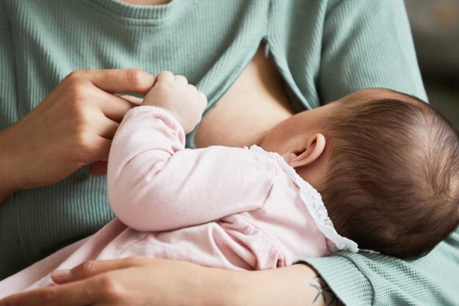 baby feeding to sleep at bedtime