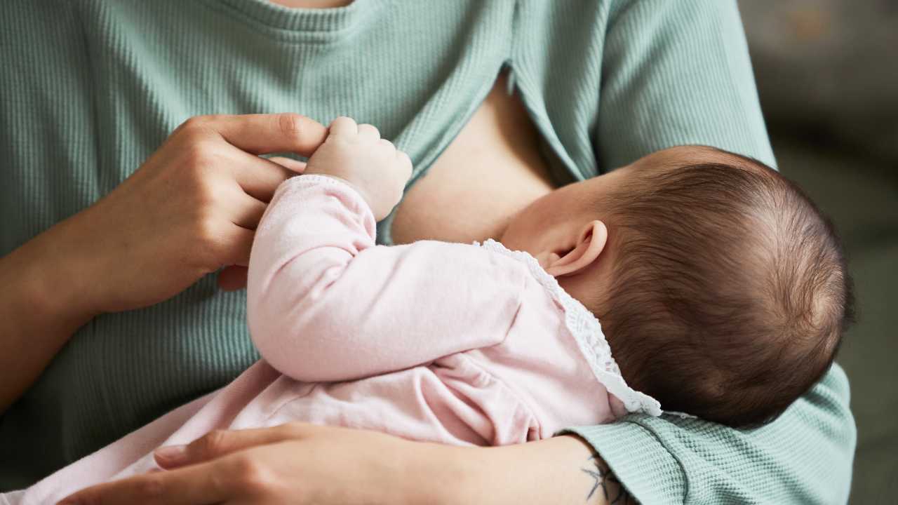 baby feeding to sleep at bedtime