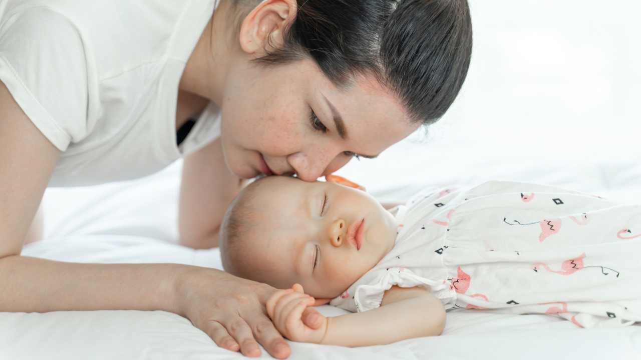 mum and baby doing some sleep coaching to get longer stretches of night sleep
